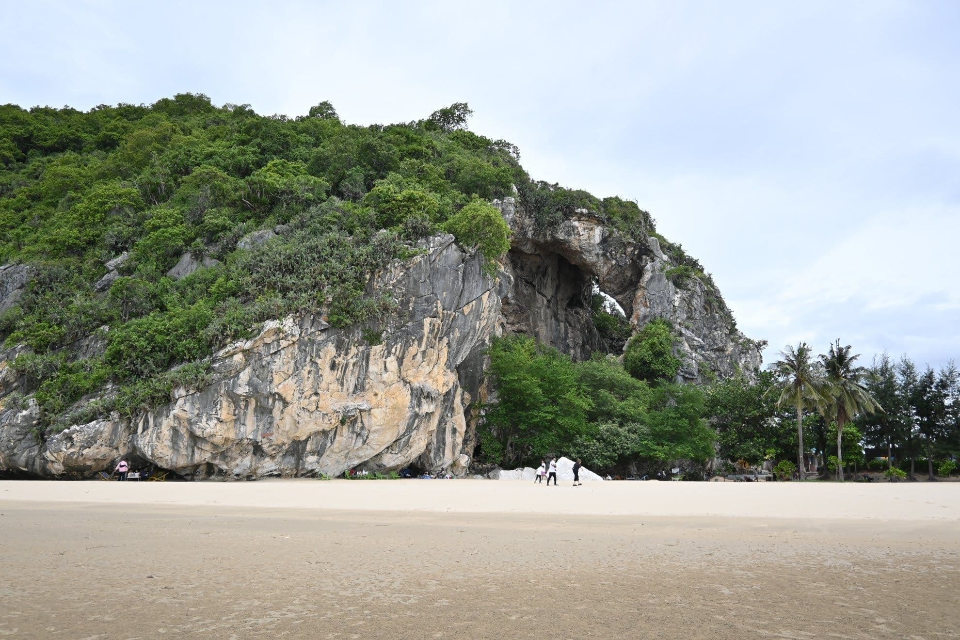 หาดเขากะโหลก ปราณบุรี ชายหาดสุดชิค